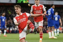 利物浦为斯洛特庆祝47岁生日，他率队61战42胜并拿到英超冠军