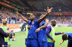 申花国脚斯卢茨基传球失误引反思，教练团队强化球队技术